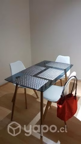Mesa con sillas tulip