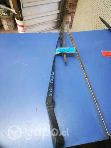 Plumilla Brazo limpia parabr izq Nissan Navara 200