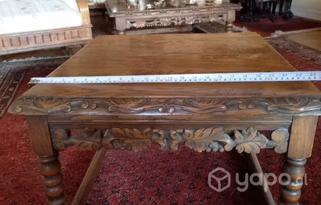 Mesa lateral de madera antigua, labrada. Buen esta