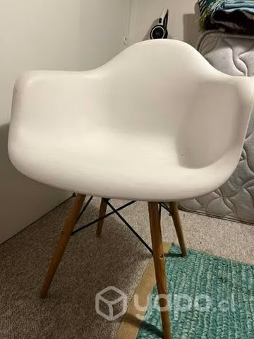 Silla blanca con brazos de fibra