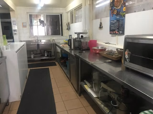 Casa con local comercial