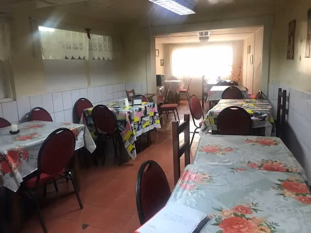 Casa con local comercial