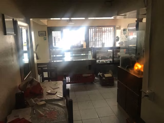 Casa con local comercial
