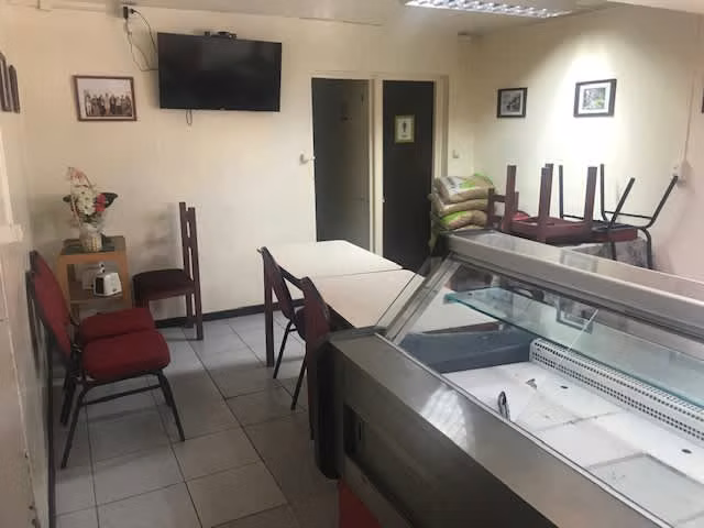 Casa con local comercial