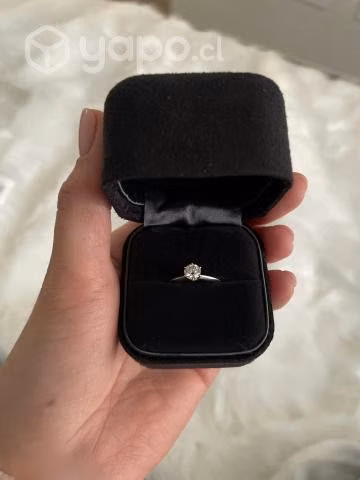 Anillo con diamante
