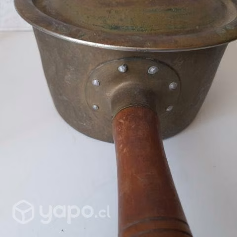 Olla antigua con mango