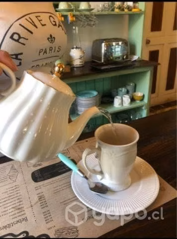 Repisa, mesón y mesas de cafetería.