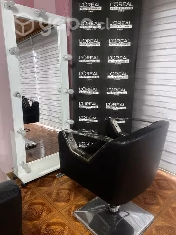Sillon de estilista y espejo
