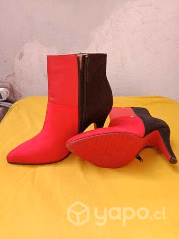 Botines rojos de gamuza