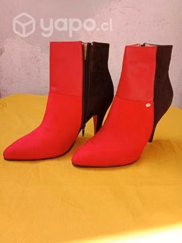 Botines rojos de gamuza