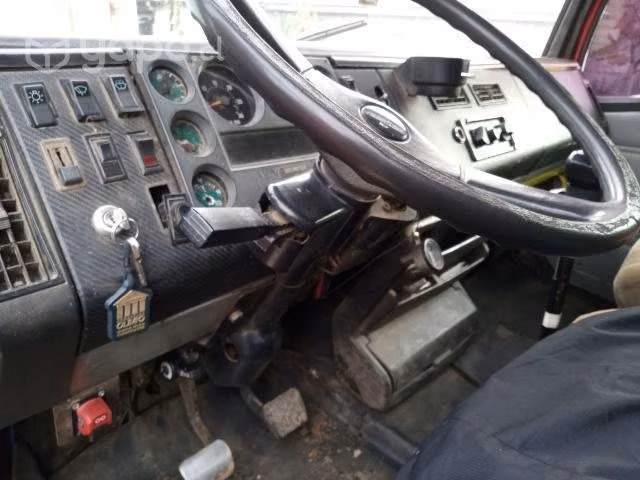 Freightliner FL80 con grua
