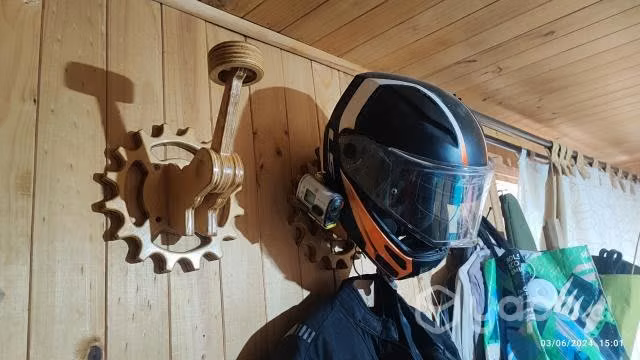 Colgador de casco y traje de moto - Imagen 2
