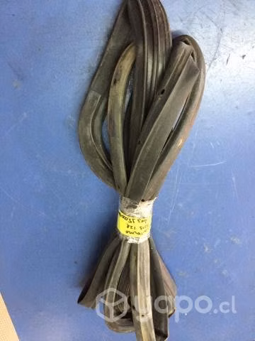 Goma contorno puerta trasera izq Nissan Terrano