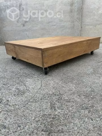 Mesa de centro de madera con ruedas