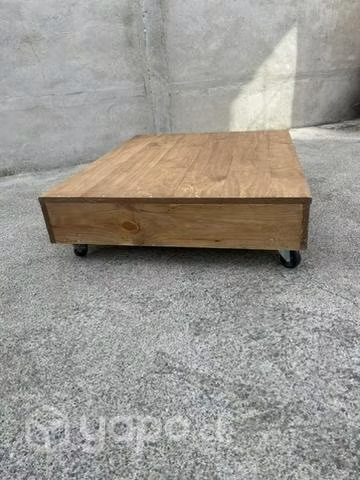Mesa de centro de madera con ruedas