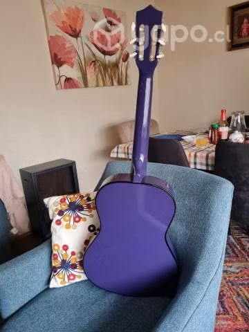 Guitarra clasica morada