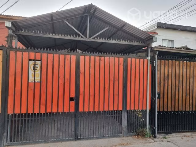 Casa en venta de 2 pisos pareada en comuna Maipu