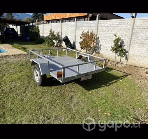 Remolque metálico plano con barandas