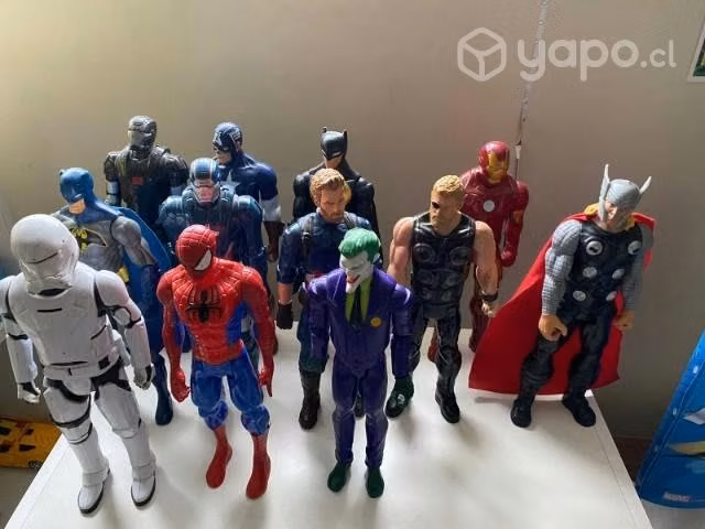 Figuras de superhéroes y villanos