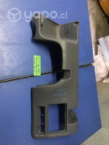Tapa inferior izquierda tablero Nissan Terrano