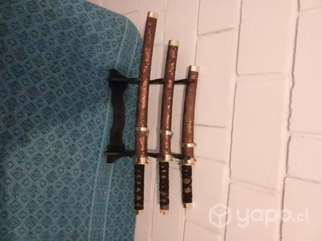 Catanas con pedestal