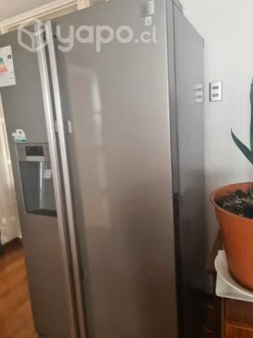 Refrigerador grande de dos puertas de manera vert