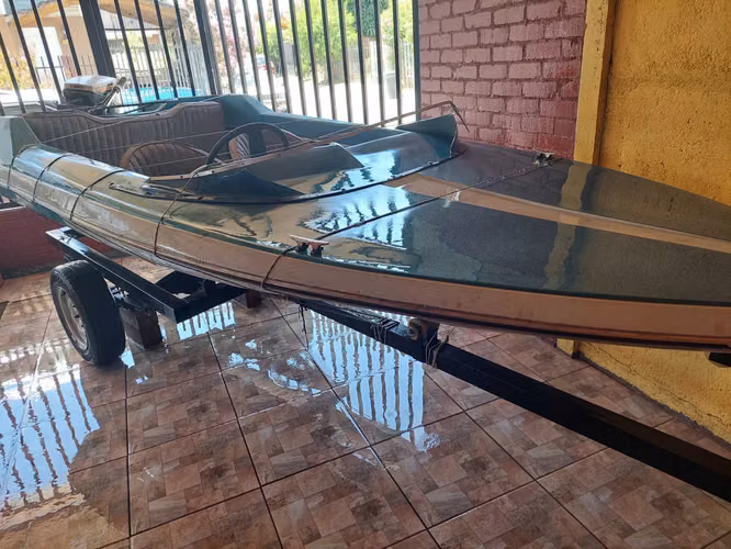 Vendo lancha sportbass 4 pers. c/n motor y carro