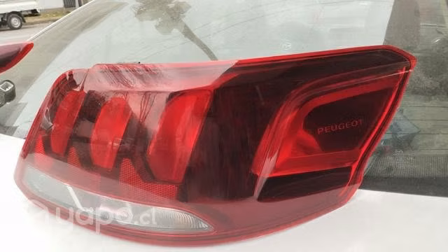 Foco derecho Peugeot 301 original impecable - Imagen 2