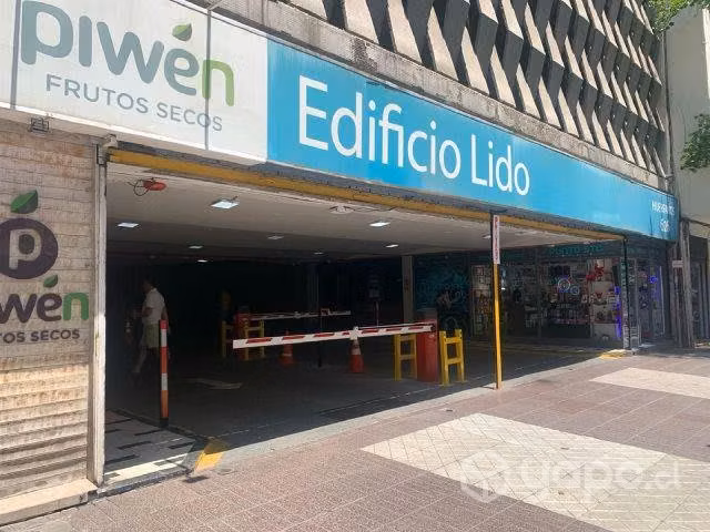 Amplio estacionamiento en Huerfanos Santiago