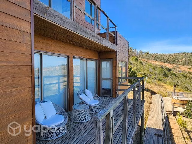 Parcela con linda casa con vista al mar en sector