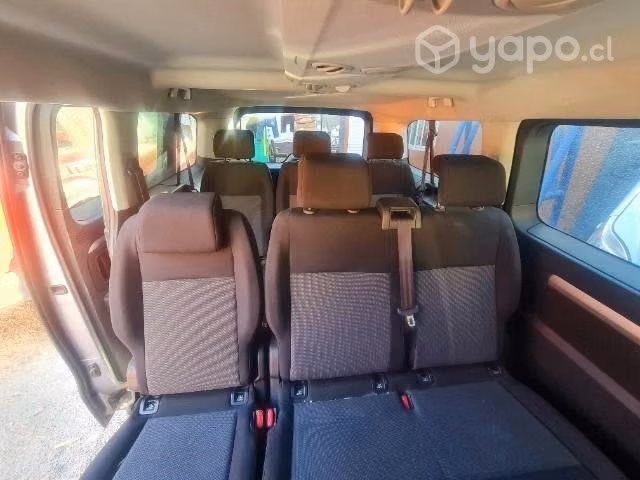 Se vende furgon Peugeot-Traveller Business 2021