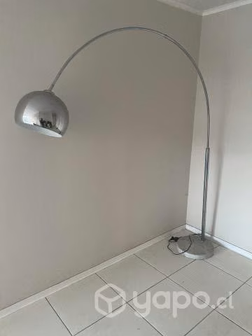 Lampara de pie arco metal cromo base marmol blanca