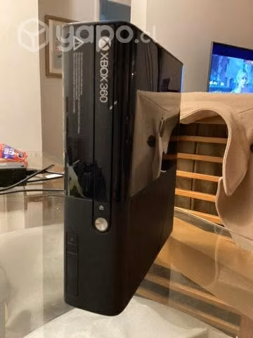 Xbox 360 con dos controlas + juego - Imagen 3