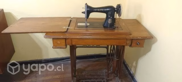 Máquina de coser alfa en su mueble