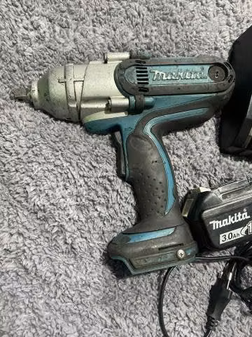 Llave de compacto , esmeril ,taladro