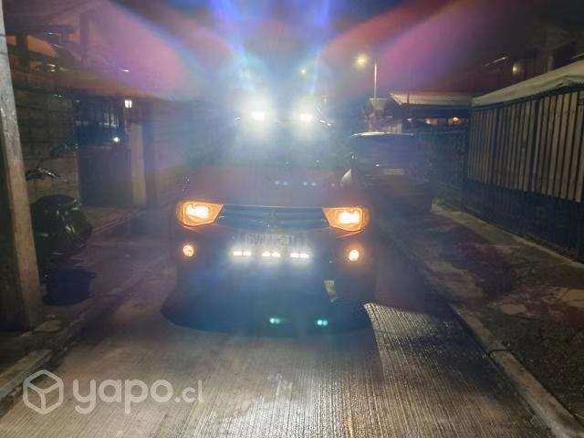 Mitsubishi l200 2014