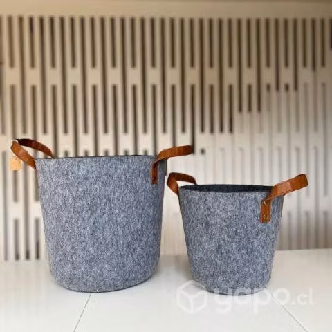 Canastos firmes de fieltro con manillas de cuerina