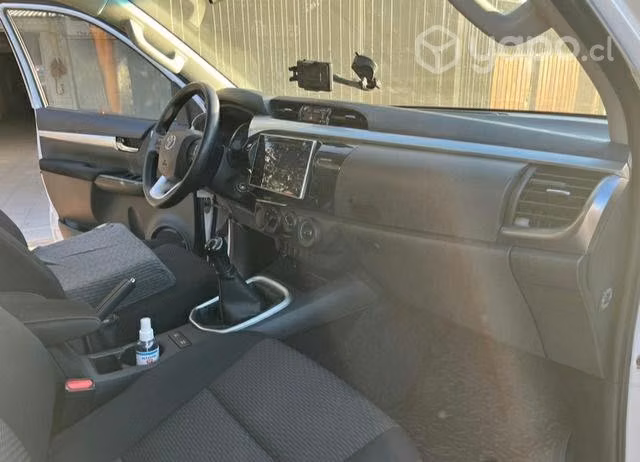 Camioneta Toyota Hilux semi nueva