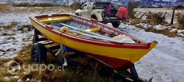 Bote fabricado en Puerto Edén