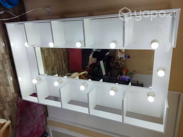 Mueble tocador con luz en perfecto estado