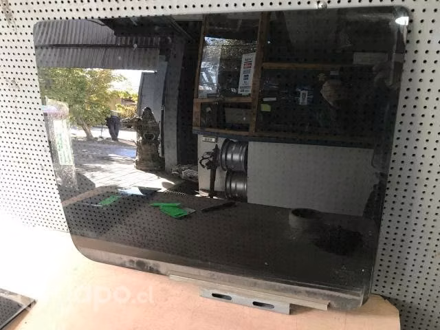 Vidrio puerta trasera izquierda Mitsubishi Montero