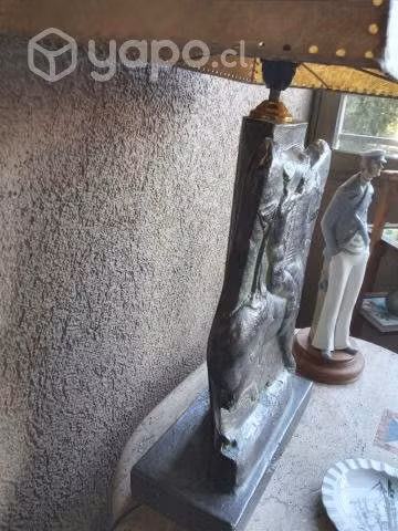 Lampara sobre mesa