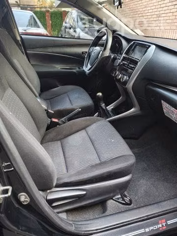 Vendo taxi Toyota Yaris .con derechos todo al día.