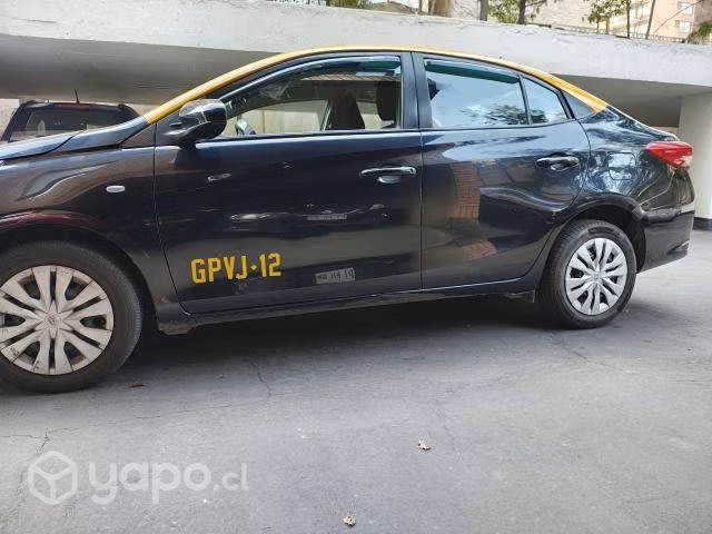 Vendo taxi Toyota Yaris .con derechos todo al día.