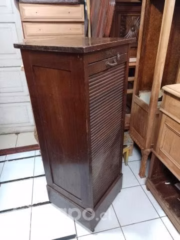 Mueble antiguo con cortina roller