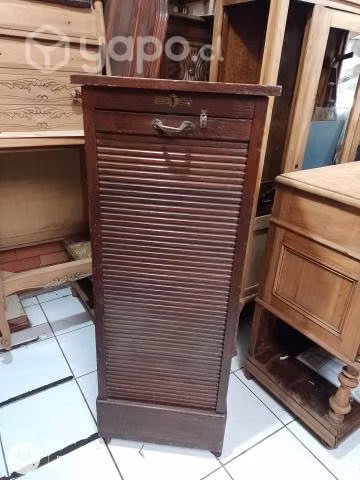 Mueble antiguo con cortina roller