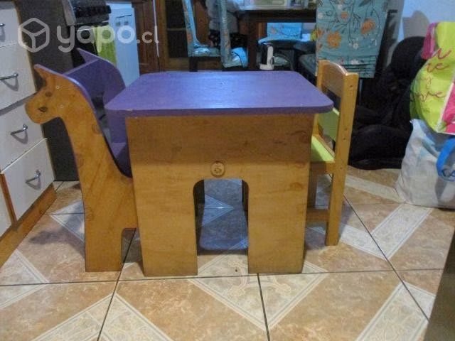 Mesa con 2 sillas para niños