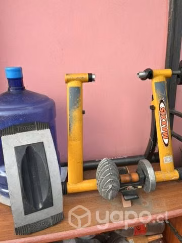 Bicicleta, rodillo de entrenamiento y casco