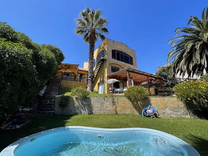Casa SE VENDE HERMOSA CASA REMODELADA CON VISTA AL MAR (CÓD. 307)