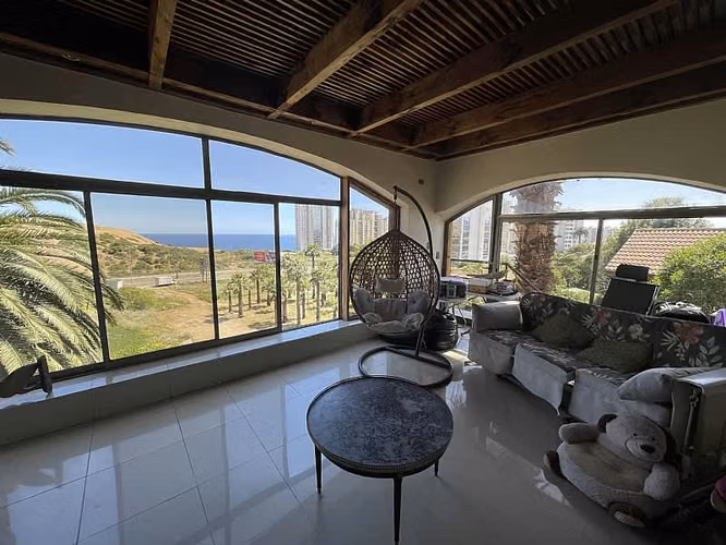 Casa SE VENDE HERMOSA CASA REMODELADA CON VISTA AL MAR (CÓD. 307)